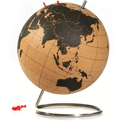 Abbildung von Suck UK Large Cork Globe / Großer Kork Globus halten Sie ihre Reisen, Abenteuer und Erinnerungen fest Push Pins enthalten Groß 30 cm Reisezubehör Lehrreiche Weltkarte