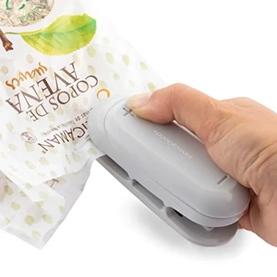 Abbildung von InnovaGoods® Beutelversiegeler mit Cutter und Aufhängung Baseyl, schließt Beutel schnell einfach, kompaktes leichtes Design, ideal für die Küche.