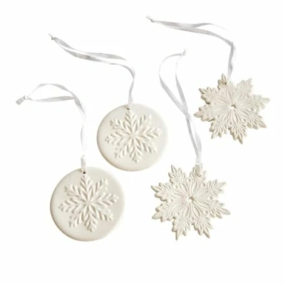 Abbildung von Loberon Anhänger 4er Set Jorval, Kunstvolles Schneeflocken Design, Zwei Motive, Christbaumschmuck, Weihnachten, Weihnachtsdeko, Porzellan, Polyester, weiß