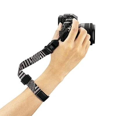 Abbildung von PROfezzion Handschlaufe mit Schnellverschluss, Deluxe für Sony ZV E10 E1 A6700 A6400 A7 A7C A7R Fuji X M5 T50 T30 T5 S20 Canon 2000D 850D 250D R10 R100 Nikon D3500 Z30 Z50 Zf