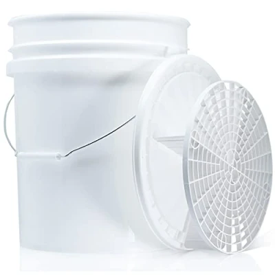 Abbildung von detailmate Black&amp;White Set Magic Bucket Wasch Eimer 20 Liter/5GAL + Schmutzsieb Deckel weiß Zubehör für die professionelle Auto Handwäsche Ideal Autowäsche, Motorradwäsche, Autopflege