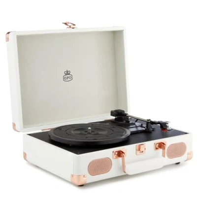 Abbildung von GPO SOHO Retro Kofferplattenspieler mit eingebautem Stereolautsprecher, Weiß, Rose Gold