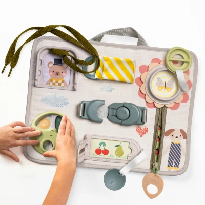 Abbildung von Taf Toys Aktivität Snap n Learn Busy Board Montessori Spielzeug mit 10 Lernaktivitäten für Kleinkinder zur Entwicklung der Feinmotorik und Problemlösung, sensorisches Reisespielzeug