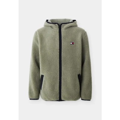 Abbildung von Tommy Jeans Plüschjacke &quot;TJM REG BADGE TEDDY ZIP TRU EXT&quot;, mit Kapuze, Logopatch, leicht überschnittene Schultern