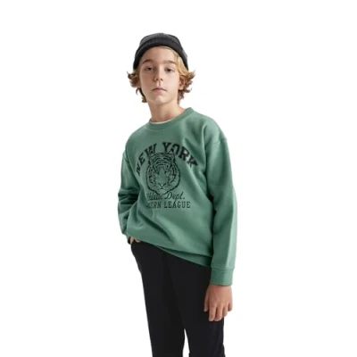 Abbildung von DeFacto Jungen Sweatshirt Bequeme Sweatshirts für Kinder Stylische Pullover und Fleecepullover