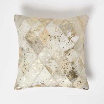 Abbildung von Homescapes Fellkissen Gold gesprenkelt 45x45 cm, Patchwork Kissen mit Rautenmuster, Lederkissen Creme beige grau