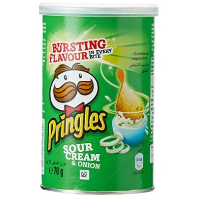 Abbildung von Pringles Sour Cream &amp; Onion (12 x 70 g) der unwiderstehliche Snack Klassiker in praktischen Dose knackige Chips mit und Zwiebel Geschmack Pop. Play. Eat.
