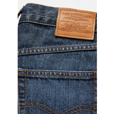 Abbildung von LEVIS Women&#039;s Rolled 80S MOM Shorts Dark Indigo Worn IN, Taking The Stairs, 44