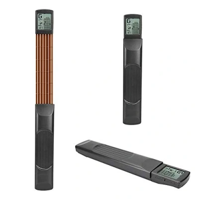 Abbildung von Alomejor Gitarren Akkord Trainer, Mini 6 Fret Taschengitarr Tragbar Übungswerkzeug Gitarre Fingerspeicher Übungsgerät mit Drehbarer Kartenbildschirm für Anfänger