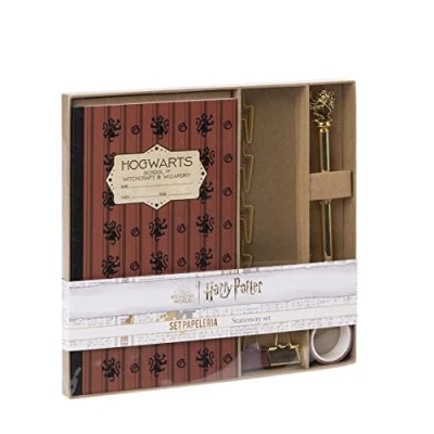 Abbildung von CERDÁ LIFE&#039;S LITTLE MOMENTS Set Papeleria Harry Potter Incluye Cuaderno Hogwarts A5 21 x 13 cm Boligrafo Negro de Metal Blasón Gryffindor, Cinta Adhesiva, Clips con Forma y 2 Metálicos