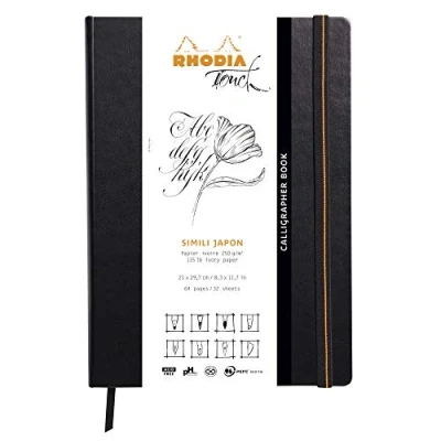 Abbildung von Rhodia 116125C Heft Calligrapher Book DIN A4 (21x29,7 cm), 32 Blatt, blanko, Clairefontaine Papier Simili Japon Elfenbein 250g, Gummizugverschluss, Lesezeichen, Cover aus Kunstleder Schwarz, 1 Stück