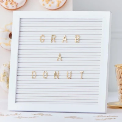 Abbildung von Ginger Ray Weiße Klammertafel mit goldenen Buchstaben für Hochzeiten, Partys, 170 Zeichen