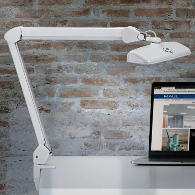 Abbildung von Maul LED Schreibtischlampe MAULintro Stufenlos dimmbar Arbeitsleuchte mit Klemmfuß Klemmfußleuchte 1.449 Lumen Tageslichtlampe für Büro, Modellbau, Werkstatt Weiß