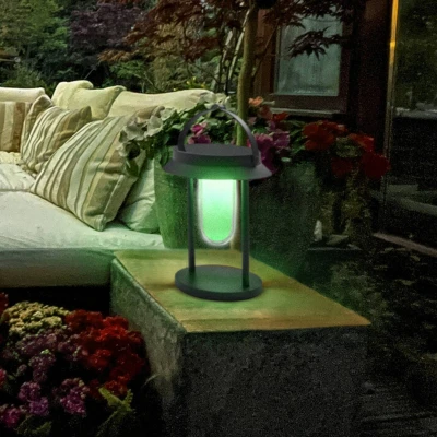 Abbildung von LEDVANCE SMART+ Outdoor Bluetooth Solar Tischleuchte, mit Weißlicht (3000K) + Farblicht, stromunabhängig, bis 5 Stunden Brenndauer bei 100% Licht, wiederaufladbar, Schutzklasse IP44, schwarz