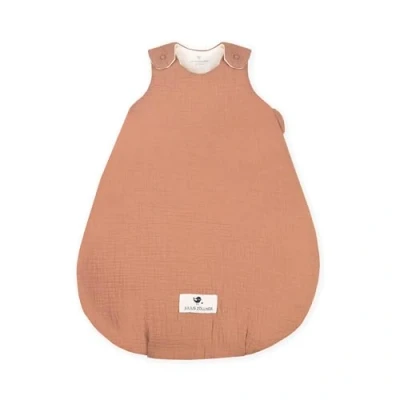 Abbildung von Julius Zöllner Babyschlafsack Musselin Dune, Größe 68/74 aus weicher Baumwolle, sicher und schadstoffgepüft, ideal für eine ruhige Nacht