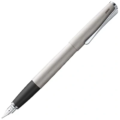 Abbildung von Lamy studio brushed Füller universeller Füllfederhalter in elegantem Gehäuse aus Ganzmetall mit propellerförmigem Clip &amp; Stahlfeder Strichbreite EF inkl. Tintenpatrone T 10 blau
