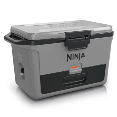 Abbildung von Ninja FrostVault Hard Cooler 47L, Premium isolierte Kühlbox, hält Eis bis zu 6 Tage, integrierte Trockenaufbewahrungsschublade mit Kühlschranktemperatur, passt 80 Dosen, Schiefergrau FB151EUGY