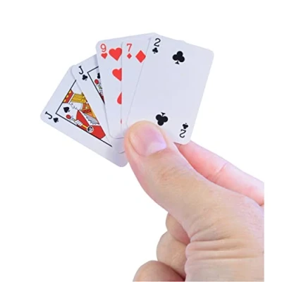 Abbildung von Super Impulse Worlds Smallest Miniatur Replik Playing Cards Spielkarten mit 54 Karten im Mini Format für Poker, Blackjack, Kartentricks, ab 6 Jahre