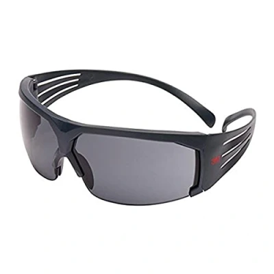 Abbildung von 3M SecureFit Schutzbrille SF602SGAF, Grau Arbeitsschutzbrille mit Scotchgard Anti Fog Beschichtung getönte Gläser für maximalen UV &amp; Lichtschutz
