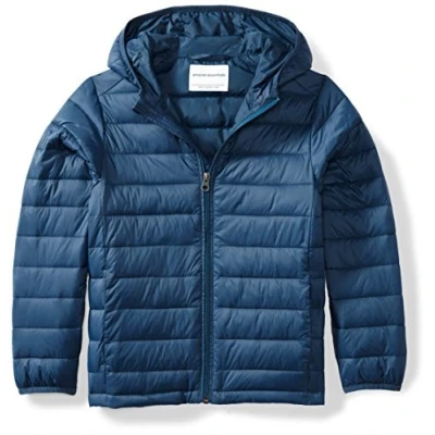 Abbildung von Amazon Essentials Jungen Leichte, Wasserabweisende, verstaubarer Puffermantel mit Kapuze, Marineblau, 6 7 Jahre