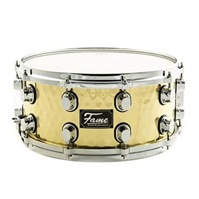 Abbildung von Fame FSB 65 Hammered Brass Snare Drum, 14&quot;x6.5&quot;, Professionelle Qualität, Gehämmerter Messing Kessel, 10 Stimmschrauben, Gußspannreifen, Inklusive Drum Sticks, Gold&quot;