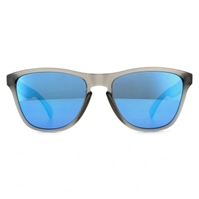 Abbildung von Oakley Kind OJ9006 FROGSKINS XS 900605 Gläser SONNENBRILLEN O_matter Grau Blau Quadratisch Normal Prizm