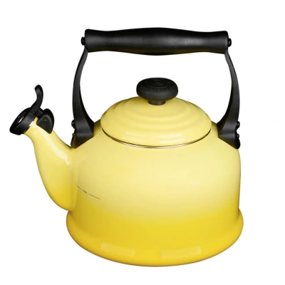 Abbildung von Le Creuset Wasserkessel Tradition, Füllmenge: 2,1 l, Emaillierter Stahl, Citrus, 92000800516000