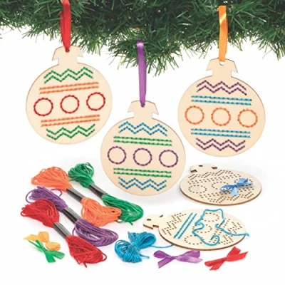 Abbildung von Baker Ross FC175 Weihnachtskugeln Kreuzstich Holz Bastelsets für Kinder 5er Pack, Basteln Kinder, Einführung Nähen und pädagogisches