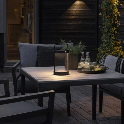 Abbildung von Konstsmide Solar LED Laterne Crotone schwarz Indoor/Outdoor Aluminum/Glas 2 Lichtfarben Sensor integriert dimmbar Akkulaufzeit bis zu 20h 7822 750, 15 cm (L)/17 (B)/30 (H)