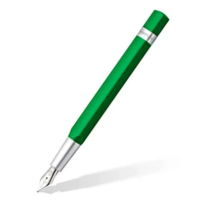 Abbildung von STAEDTLER 476TRX5 M ST Füller Trx (ergonomische Dreikantform, matte samtweiche Aluminium Oberfläche, Aufsteckkappe, Standard Tintenpatrone, hochwertige Edelstahlfeder, Farbe: grün, Strichstärke M)
