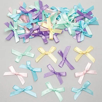 Abbildung von Baker Ross Pastellfarben Selbstklebende Satin Schleifen Pack of 100, Bastelmaterial für Kinder im Frühling (FC342)