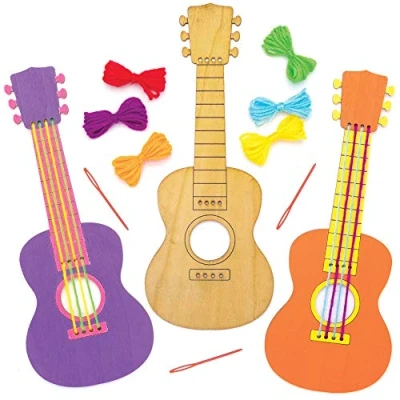 Abbildung von Baker Ross Nähsets „Gitarren“ für Anfänger AT812, Bastelsets Holzgitarren Kinder, Kunst und Bastelarbeiten, 3 Stück, Mittel