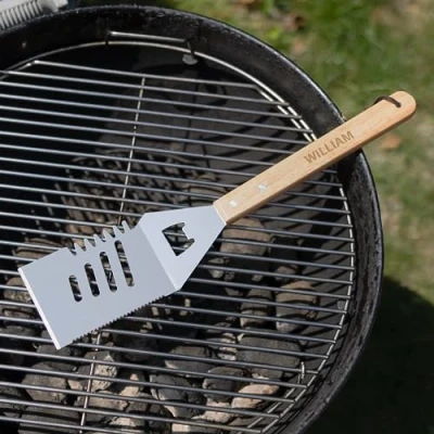 Abbildung von Grill spatel personalisiert mit Name Order Botschaft Gravur und aus Edelstahl Holzgriff