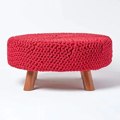 Abbildung von Homescapes niedriger runder Strick Sitzhocker mit Holzbeinen, roter Fußhocker 62 x 30 cm, Strickhocker grob gestricktem Bezug aus 100% Baumwolle