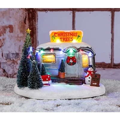 Abbildung von Spetebo LED Weihnachtsstadt Szene Baumverkauf 25 cm Weihnachtsdeko mit bunten beleuchtet Batterie betrieben Weihnachtsdorf Tischdeko Fensterdeko