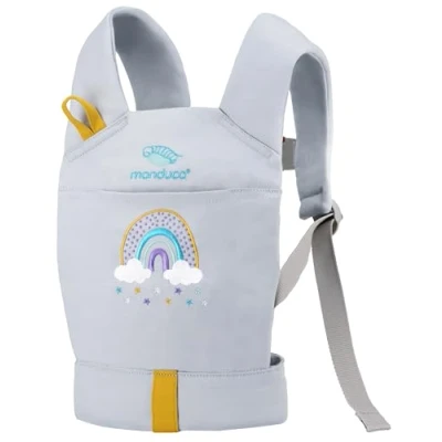 Abbildung von manduca DollCarrier Puppentrage für Kleinkinder ab 18 Monaten Puppenzubehör Jungen und Mädchen zum Tragen von Kuscheltier Puppe (Rainbow/Regenbogen)