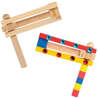 Abbildung von Baker Ross AT848 Fußballrasseln aus Holz, für Kunst und Bastelprojekte Kinder, 2 Stück