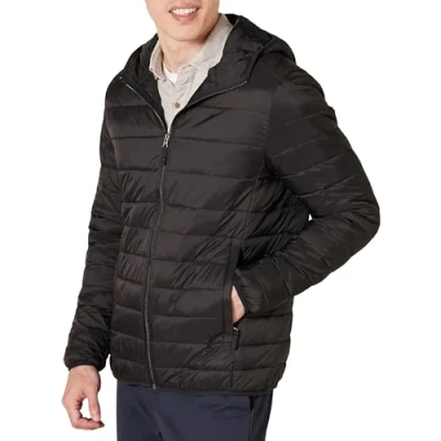 Abbildung von Amazon Essentials Herren Leichte, Wasserabweisende, verstaubare Kapuzenjacke, Schwarz, S