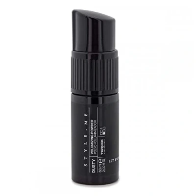 Abbildung von Style.Me Dusty volumenverleihendes Puder von Termix. Ideal, um dem Haar zusätzliches Volumen und zusätzliche Textur zu verleihen. Bietet einen sofortigen langanhaltenden Volumeneffekt. Größe: 60 ml.