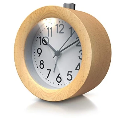Abbildung von CSL Wecker analog ohne Ticken rund Holz hell Retro Design beleuchtetes Ziffernblatt mit Licht lautlos Reisewecker Weckton Snoozetaste Schlummerfunktion batteriebetrieben
