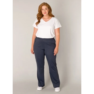 Abbildung von Base Level Curvy Stoffhose Lori mit Stetch und leichtem Schlag