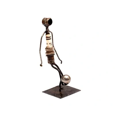 Abbildung von Brillibrum Design Metallmännchen Fußballer Handmade Variante Fußball Upcycling Zündkerzenfigur 15x7x6 cm