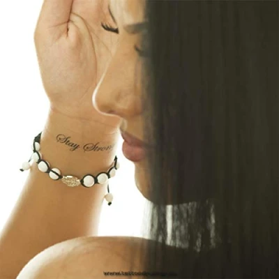 Abbildung von 2 x Stay Strong Tattoo Schriftzug in schwarz Temporary Haut (2)