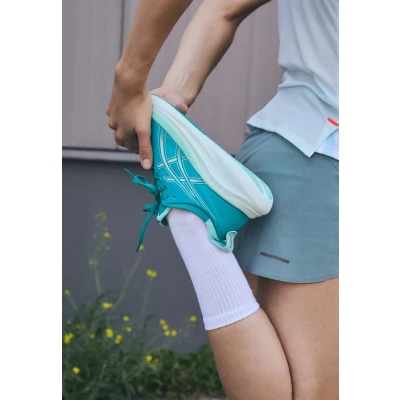 Abbildung von Asics GEL Nimbus 27 Laufschuh Straße, Damen, Größe: 41.5, Wave teal/illuminate mint Schuhe