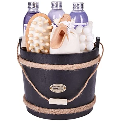 Abbildung von BRUBAKER Hautreinigungs Set Dusch und Badeset Lila Schwarz, 9 tlg., Damen Geschenkset im dekorativen Badefass, Pflegeset mit Lavendel Duft, reinigend pflegend, Deko Holz Fass für Frauen