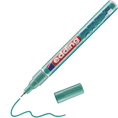 Abbildung von edding 780 Glanzlackmarker grün metallic 1 Lackmarker extra feine Rundspitze 0,8 mm Lackstift für Glas, Stein, Holz, Kunststoff und Papier wasserfest, stark deckend, sehr dünn
