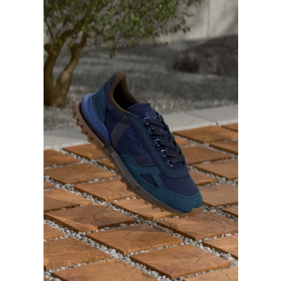 Abbildung von Lacoste Elite Active 225 Sneaker low, Herren, Größe: 44, Navy/brown Schuhe