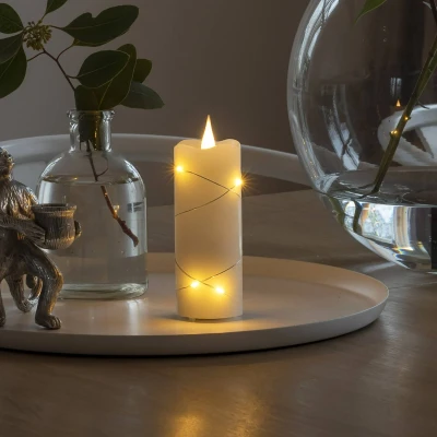 Abbildung von Konstsmide LED Echtwachskerze cremeweiß, 3D Flamme, Draht umwickelt, 4/8h Timer, 1 bernsteinfarbene Diode/9 Tropfen, batteriebetrieben, Innen, Batterie: 2 x AA 1,5V (exkl.) 1826 180