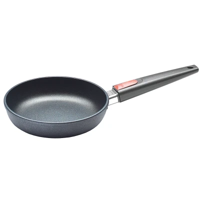 Abbildung von Woll Nowo Titanium Flachpfanne Induktiv , Ø 20 cm, 5 cm hoch, mit abnehmbarem Stiel Geeignet für alle Herdarten, Aluminiumguss, Antihaft Versiegelung
