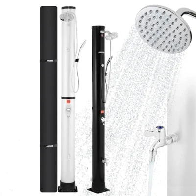 Abbildung von Arebos Solardusche 40 L mit integriertem Thermometer Handbrause schwenkbarer Duschkopf Fußdusche &amp; Gartenschlauch Anschluss inkl. Montagematerial Abdeckhaube Aquastop Funktion Silber